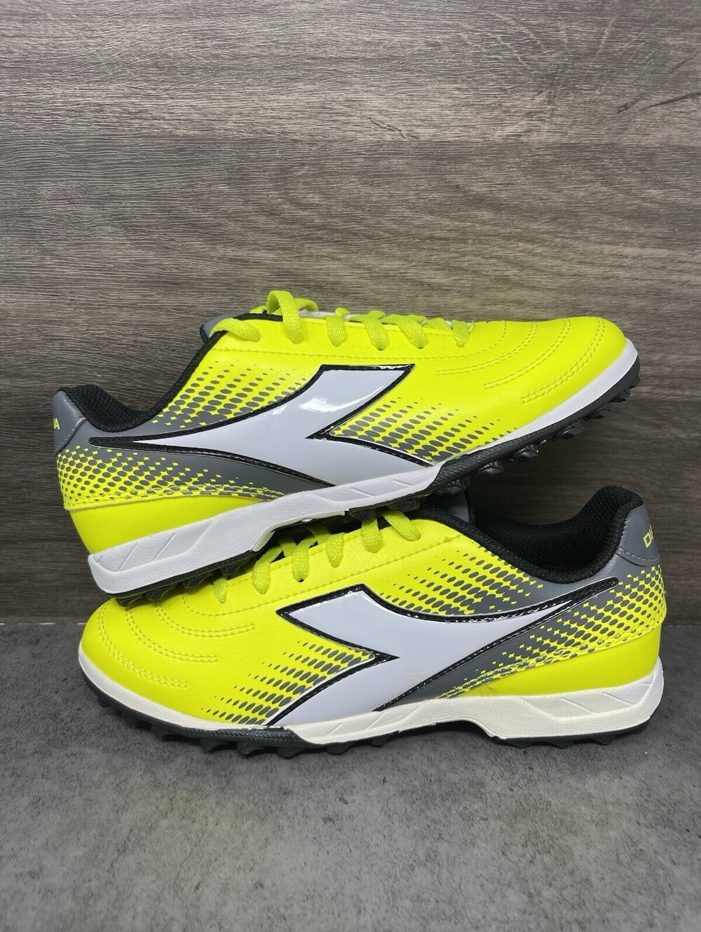 Diadora Mago Turf Soccer Shoes Neon Yellow Gray Cleats Men’s Size 6.5 170529 TF